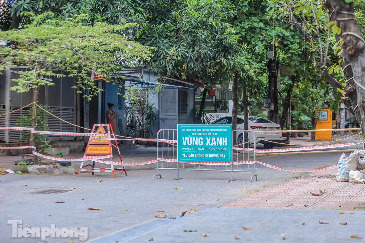Nhiều quận, huyện trên địa bàn TP Hà Nội đang triển khai nhân rộng mô hình “vùng xanh" an toàn. Mô hình này được kỳ vọng góp phần quan trọng trong việc giảm thiểu nguy cơ lây lan dịch COVID-19 trong cộng đồng. 