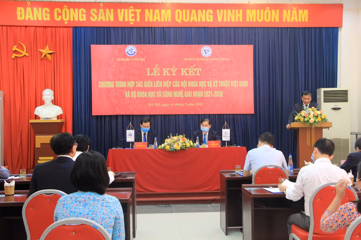 VUSTA thuc hien chuc nang tap hop, doan ket doi ngu tri thuc nhu the nao?