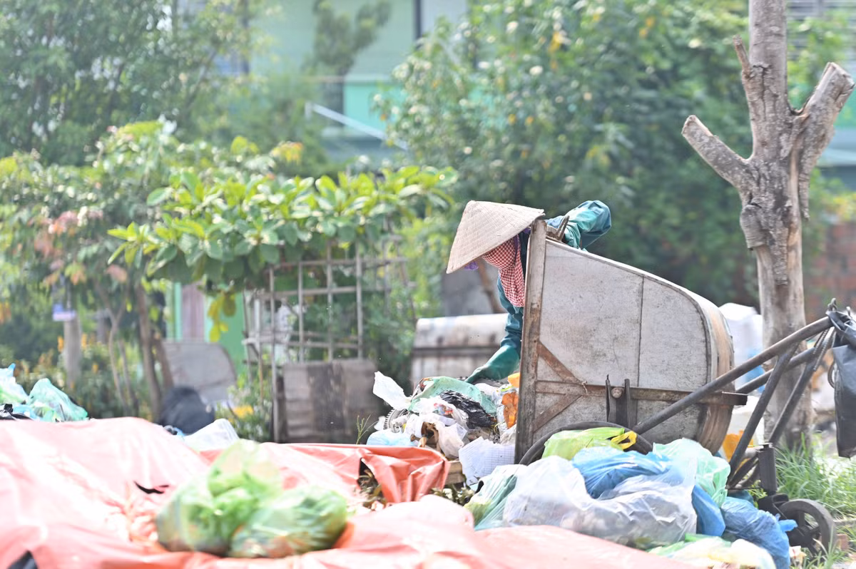 Công nhân vệ sinh thu gom rác vẫn chưa biết khi nào đống rác này mới được chuyển đi.