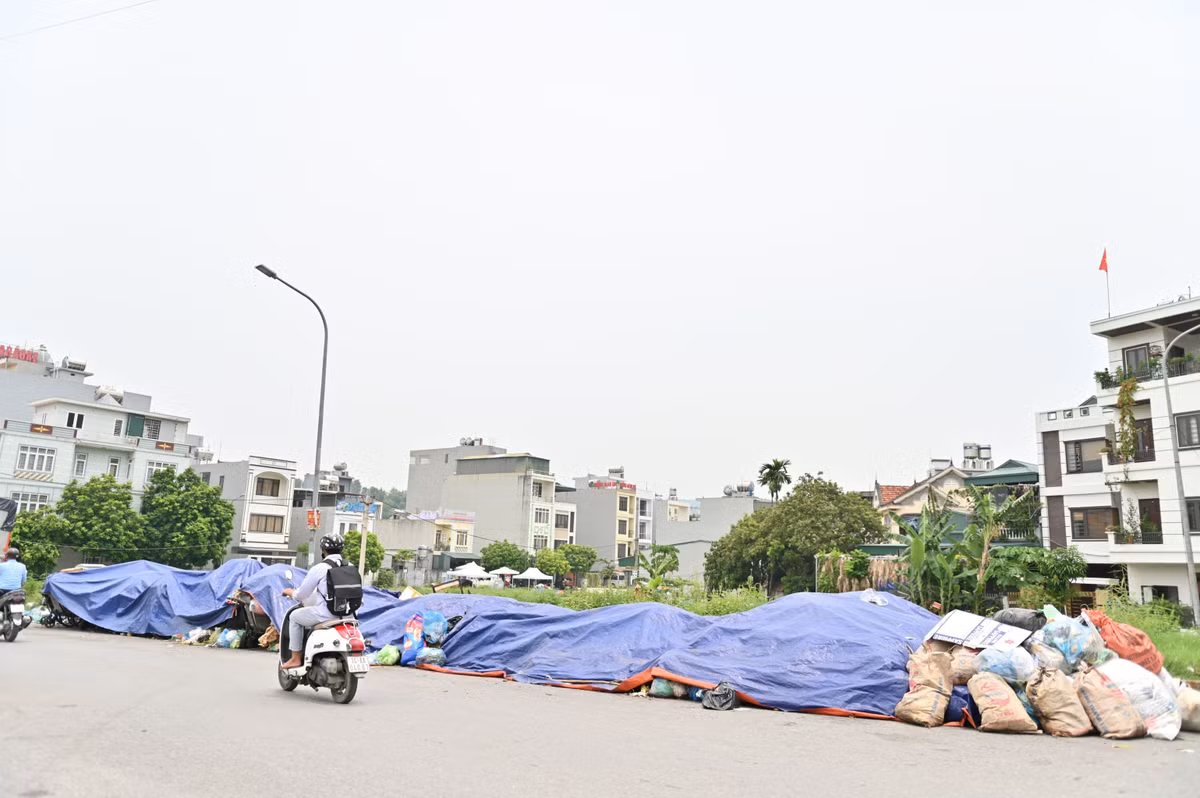 Vỉa hè, hai bên đường ở nhiều tuyến phố trở thành điểm tập kết rác tạm thời trước khi có hướng xử lý mới từ chính quyền địa phương.