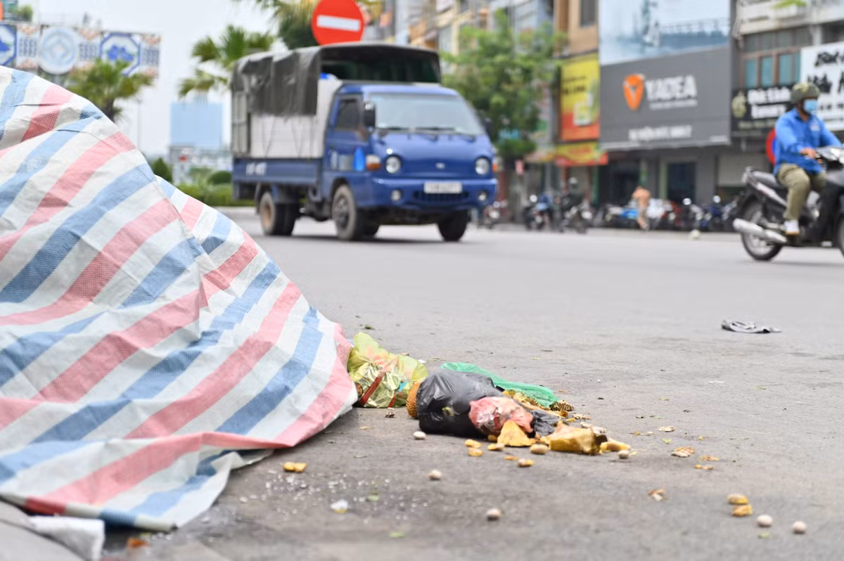 Rác thải chất đầy, rơi vãi ra đường.
