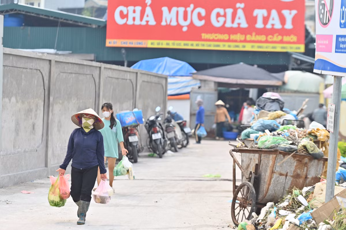 Trước đó, khoảng đầu tháng 7, Công ty Indevco có văn bản gửi UBND tỉnh Quảng Ninh về việc từ ngày 1/8 dừng tiếp nhận rác từ TP Hạ Long và TP Cẩm Phả do đơn vị vận chuyển rác chưa hoàn thành việc xây dựng hố xử lý rác theo quy định. 
