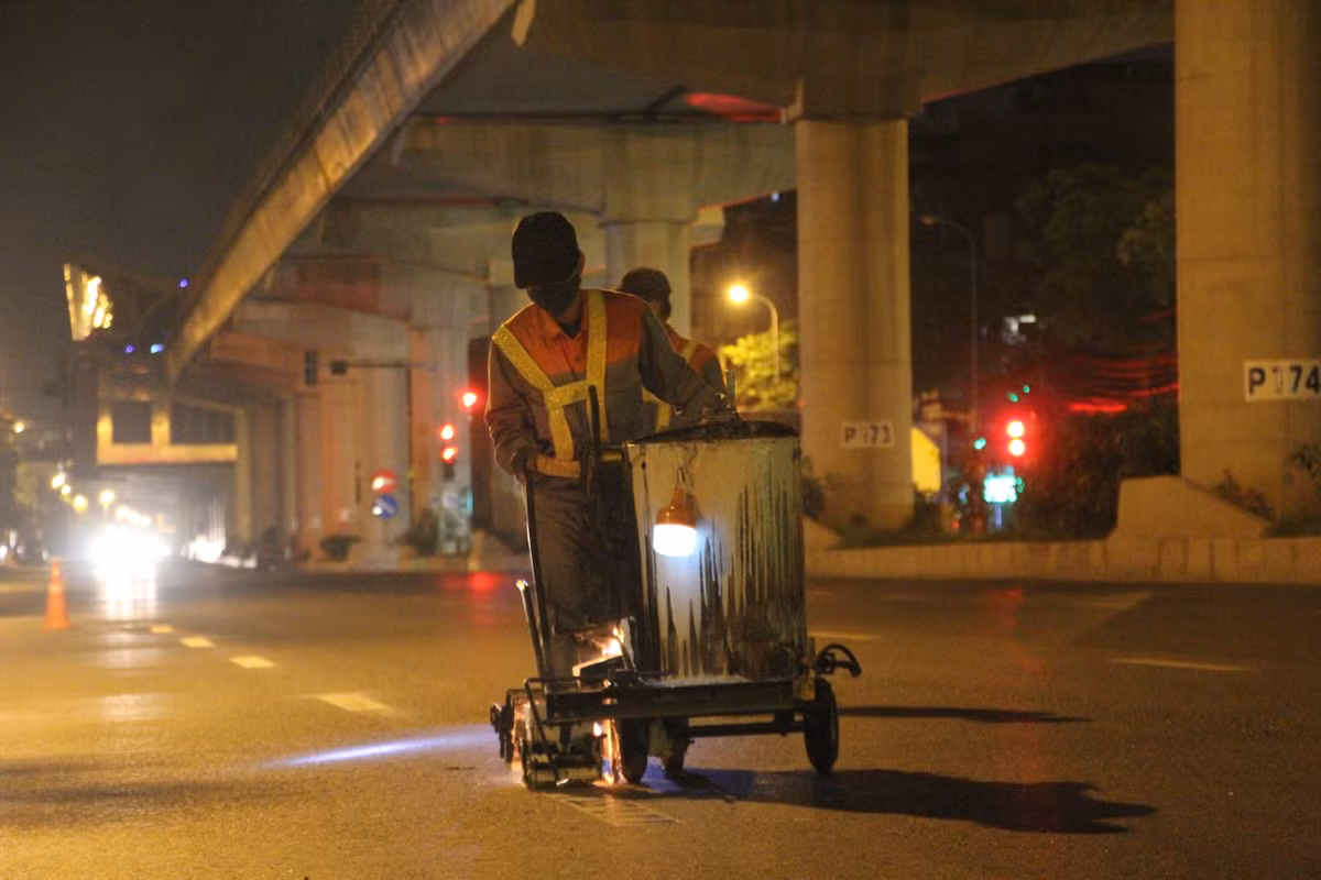 Mặc dù làm việc ở thời điểm ít phương tiện giao thông nhưng nhóm công nhân vẫn luôn phải đối diện với nguy cơ tai nạn vì khi đường thông thoáng, những chiếc xe ô tô tải chạy đêm với tốc độ khá nhanh. Thậm chí, tài xế có thể buồn ngủ khiến TNGT xảy ra.