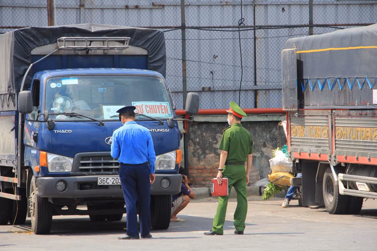 Ben Nuoc Ngam tap ket hang hoa chui: Thanh tra GT lam ngo?-Hinh-3