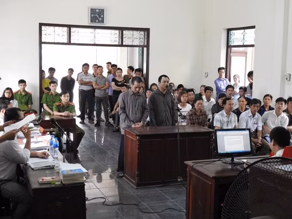 Tối 14/2/2020, TAND thị xã Phổ Yên tuyên phạt bị cáo Lê Ngọc Hoàng 4,5 năm tù về tội Vi phạm quy định về điều khiển phương tiện giao thông đường bộ. Cùng tội danh này, bị cáo Sơn lĩnh 9 năm tù. Về dân sự, tòa buộc 2 tài xế bồi thường cho gia đình các bị hại tổng số tiền hơn 1,5 tỷ đồng.