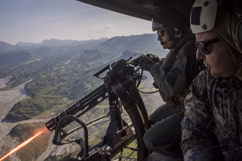 Binh sĩ Mỹ bắn mục tiêu mặt đất bằng súng máy M134 Minigun từ trực thăng vận tải đa năng UH-1Y Huey. Tập trận Kamandag 3 sẽ kết thúc vào ngày 18/10. Ảnh: DVIDS.