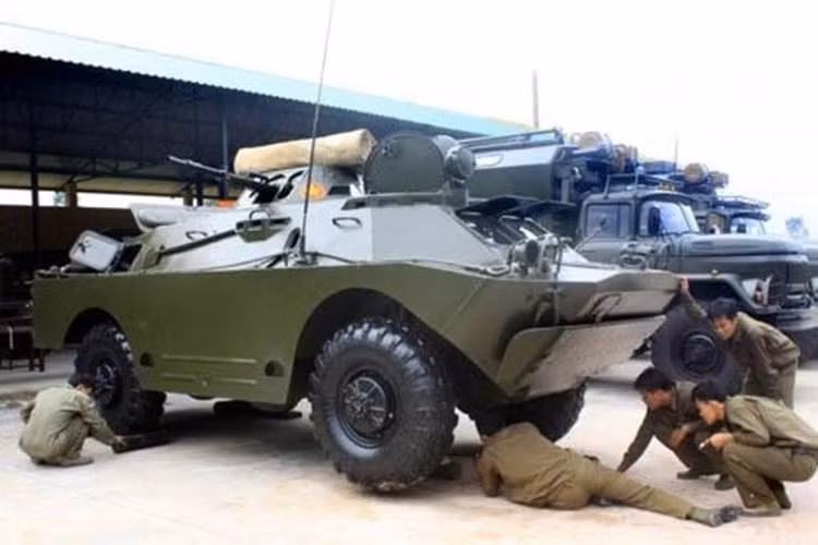 Vũ khí của BRDM-2 tương tự BTR-60PB, nó được lắp đặt một tháp súng, trong đó có khẩu súng máy hạng nặng 14,5 mm KPVT với cơ số 500 viên đạn, đi kèm vũ khí phụ là súng máy đồng trục 7,62 mm PKT với 2.000 viên đạn.
