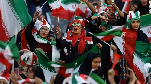 Sau 4 thap ky, hang ngan phu nu Iran cuoi cung cung duoc xem bong da