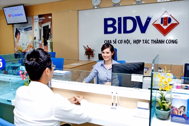  3. Nhân viên ngân hàng BIDV Mặc dù có mức chi lương và phụ cấp cao nhất là 1.657 tỷ đồng, nhưng do nhân viên BIDV lớn nên thu nhập bình quân của nhân viên ngân hàng này chỉ ở mức 22,19 triệu đồng/người/tháng.