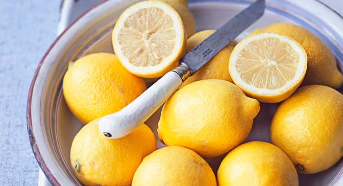Chanh chứa hàm lượng cao axit citric có tác dụng làm sáng da nhanh chóng, đặc biệt là những vùng da bị thâm đen. Bên cạnh đó, chanh còn chứa nhiều vitamin C và các chất dinh dưỡng khác giúp tẩy tế bào chết cũng như dưỡng da hiệu quả. Tuy nhiên, để kiểm soát tính axit trong chanh và ngăn ngừa nguy cơ da bị khô, bạn nên kết hợp chanh với các nguyên liệu tự nhiên khác. 