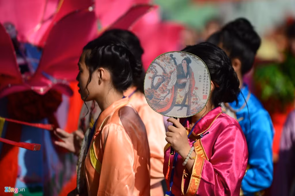 Buổi chiều, thời tiết ngoài trời là 34 độ C, do đó, các cô gái phải vừa biểu diễn, vừa che nắng.