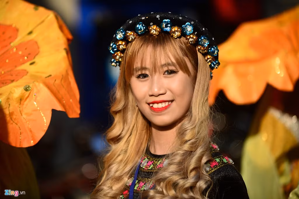 Huỳnh Đinh Mỹ Vân - học sinh lớp 11, trường Hoa văn Khải Tú - cười tươi trong trang phục truyền thống của người Hoa. Vân cảm thấy rất vui khi được cùng bạn bè tham gia biểu diễn trong ngày Nguyên tiêu.