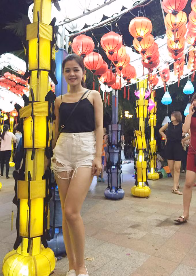 Bà mẹ U40 này sở hữu sở hữu gương mặt đẹp, vóc dáng chuẩn đến khó tin dù đã qua hai lần sinh nở khiến nhiều mẹ bỉm sữa ghen tỵ.