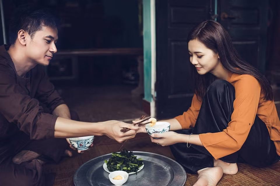Dù chỉ là những hình ảnh vô cùng đơn giản, dung dị, nhưng với Thu Hương - chúng đều là những điều thân thuộc, giàu ý nghĩa. Nó thể hiện tình cảm chân thành, đơn giản nhưng vẫn rất sâu đậm... nên Thu Hương đã quyết định đưa tất cả những điều này vào trong bộ ảnh cưới của mình, với ao ước sẽ được tận hưởng một niềm hạnh phúc đơn giản như vậy.