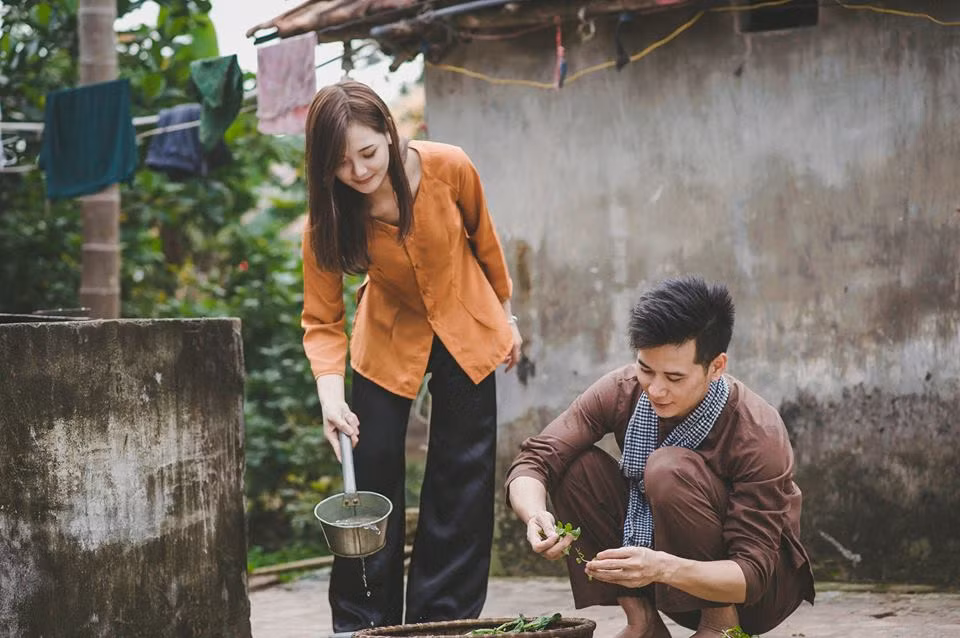 Cô gái 24 tuổi tiết lộ, Hưng Yên là quê gốc người bố đã khuất của cô, cũng là nơi cô có rất nhiều kỷ niệm thời thơ ấu khi còn đầy đủ cha mẹ, nên khi lớn lên, làm người mẫu ảnh, Thu Hương luôn rất thích chọn Hưng Yên - vùng quê yêu dấu của mình làm bối cảnh trong những bộ ảnh của mình.