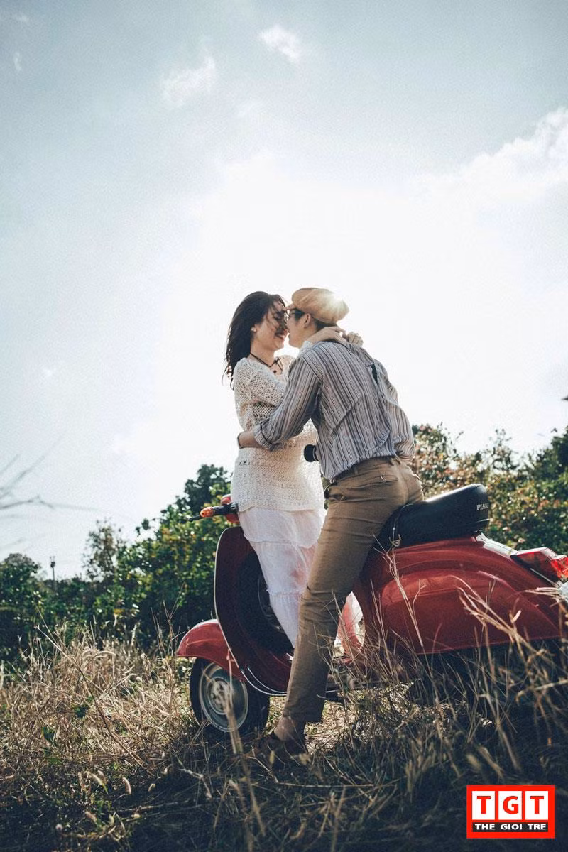 Nhiếp ảnh Trần Huy Hoàng chia sẻ: “Những biểu cảm từ ánh mắt đến cử chỉ thân mật mà cặp đôi này dành cho nhau là hoàn toàn tự nhiên, không hề diễn một chút nào. Điều này cũng khiến cho người chụp như mình có thêm cảm hứng, cố gắng bắt trọn được những cảm xúc của hai nhân vật".