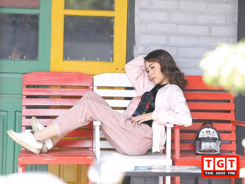 Bên cạnh đó, cô nàng còn có đôi bàn tay khéo léo khi trổ tài làm những đồ thủ công rất đẹp và nấu ăn ngon.