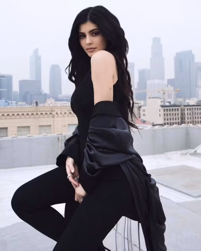 Amy Phạm hiện đang sinh sống và làm việc tại Los Angeles, Hoa Kỳ. Cô nàng được mệnh danh là phiên bản Kylie Jenner của Việt Nam. Nếu nhìn thoáng qua, chắc hẳn bạn sẽ giật mình bởi sự giống nhau gần đến 90% của Amy và em gái út nhà Kadarshian.