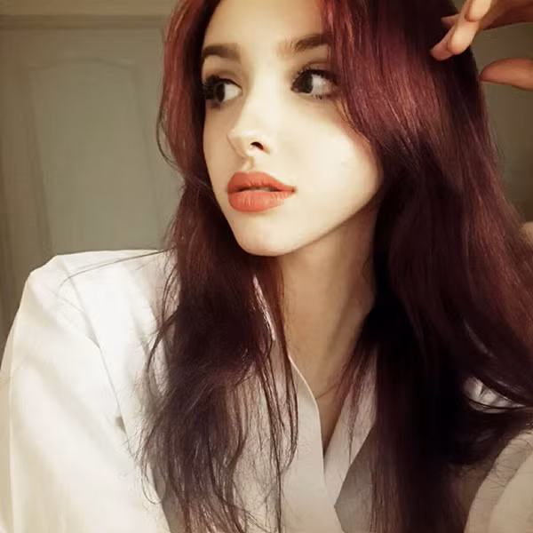 Cô gái đang được nhắc đến có tài khoản Instagram tên Elina Karimova, hiện đang sống tại Hàn Quốc. Theo chia sẻ trên trang cá nhân, Elina hiện đang là người mẫu tại xứ sở Kim chi. Không quá bất ngờ khi cô gái này sở hữu lượng theo dõi lên đến 300 ngàn người trên instagram và hơn 200 ngàn người trên Facebook.