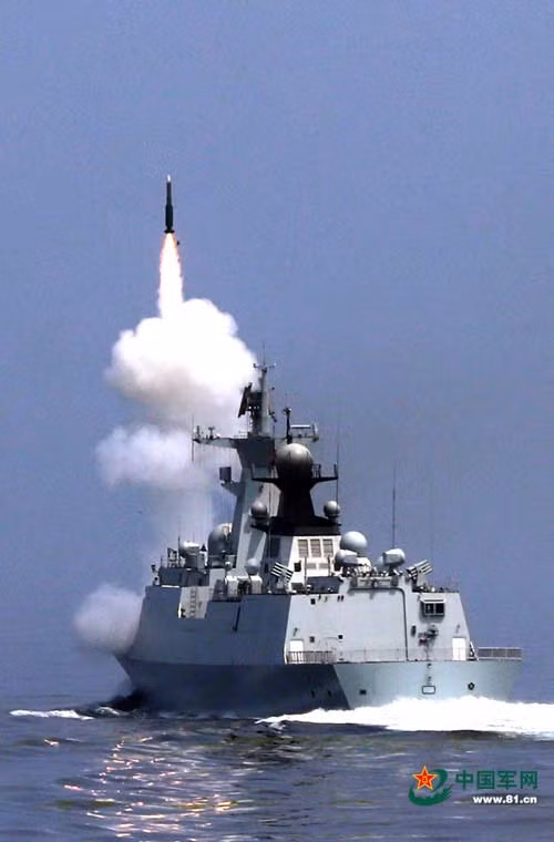 Trong ảnh, tàu hộ vệ tên lửa Type 054A của Hải quân Trung Quốc phóng tên lửa đối không HQ-16.