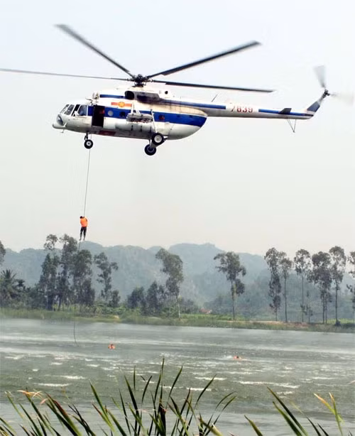 Chúng tôi đến Lữ đoàn Đặc công Hải quân 126 vừa kịp lúc cán bộ, chiến sĩ của đơn vị hoàn thành khóa huấn luyện đặc biệt trở về. Những khuôn mặt đều sạm đi vì sóng gió, nhưng ai cũng nở nụ cười rạng rỡ mừng thắng lợi của đợt huấn luyện. Ảnh: Luyện tập đổ bộ đường không.