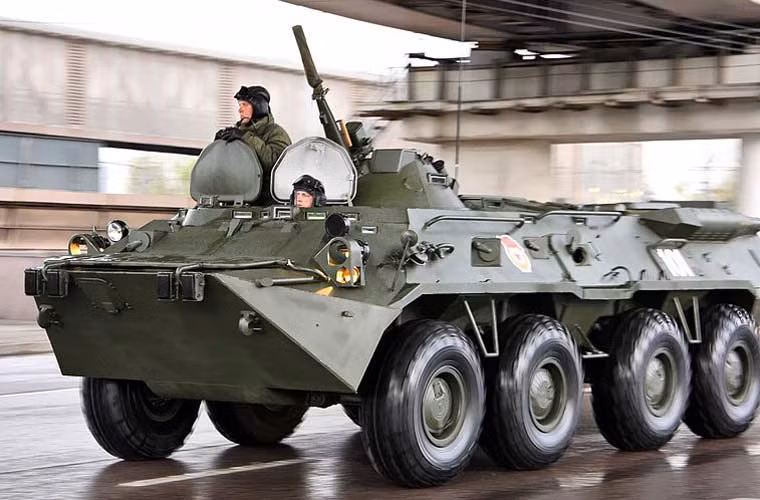 BTR-80 là xe thiết giáp chở quân lội nước 8x8 bánh lốp được Liên Xô thiết kế từ những năm 1980. Đây là thiết kế xe BTR huyền thoại cuối cùng ra đời dưới thời Liên Xô. Hiện nay, Nga đang nỗ lực tìm kiếm phương án thiết kế mới mà điển hình là mẫu Boomerang nhằm thay thế họ xe BTR-80 vốn tồn tại nhiều nhược điểm, nhất là thiết kế cửa hông cho binh lính ra vào thay vì cửa đuôi.