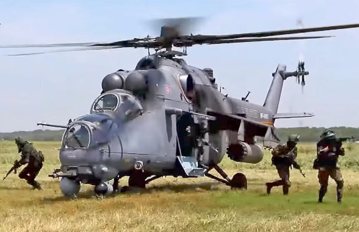 Tuy là dòng trực thăng tấn công hạng nặng nhưng Mi-35P vẫn có khoang chở quân để có thể vận chuyển 8 binh sĩ hoặc 4 cáng cứu thương khi cần thiết.