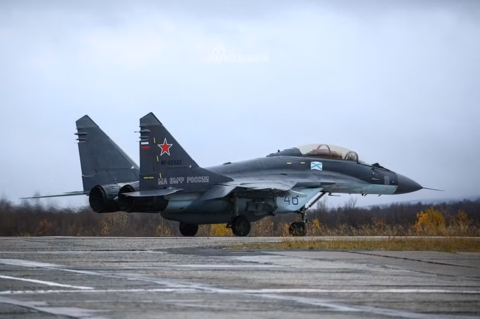 Hiện tại trung đoàn này đang vận hành các phiên bản MiG-29KR, MiG-29KUBR và cả biến thể MiG-29K cùng MiG-29KUB. Các phi công của đơn vị hiện đang huấn luyện tại khu tập luyện Nitka ở Saki.