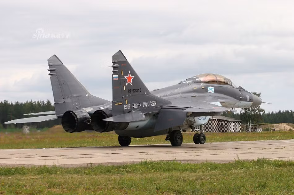 Đúng như dự đoán, hải quân Nga mới đây cho biết, các phi công điều khiển tiêm kích MiG-29KR biên chế cho tàu sân bay Đô đốc Kuznetsov hiện đang thực hiện nhiệm vụ huấn luyện và trực chiến tại Crimea.