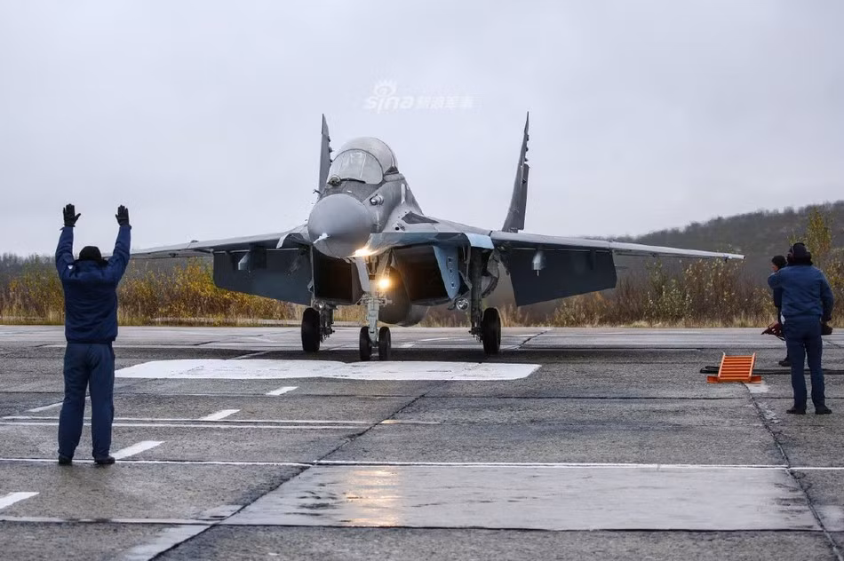 Cuối tháng 8/2018, hình ảnh các máy bay chiến đấu MiG-29K trang bị cho tàu sân bay Đô đốc Kuznetsov phải luyện tập trên đất liền do chiếc hàng không mẫu hạm này vẫn đang tu sửa đã được đăng tải.