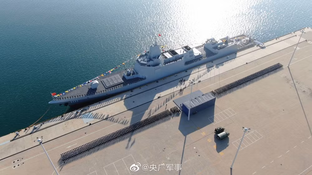 Sở dĩ phương Tây lại xếp Type 055 vào lớp tuần dương hạm do tàu chiến này của Trung Quốc có độ giãn nước rất lớn, tối đa có thể lên tới 13.000 tấn. Nguồn ảnh: Livejournal.