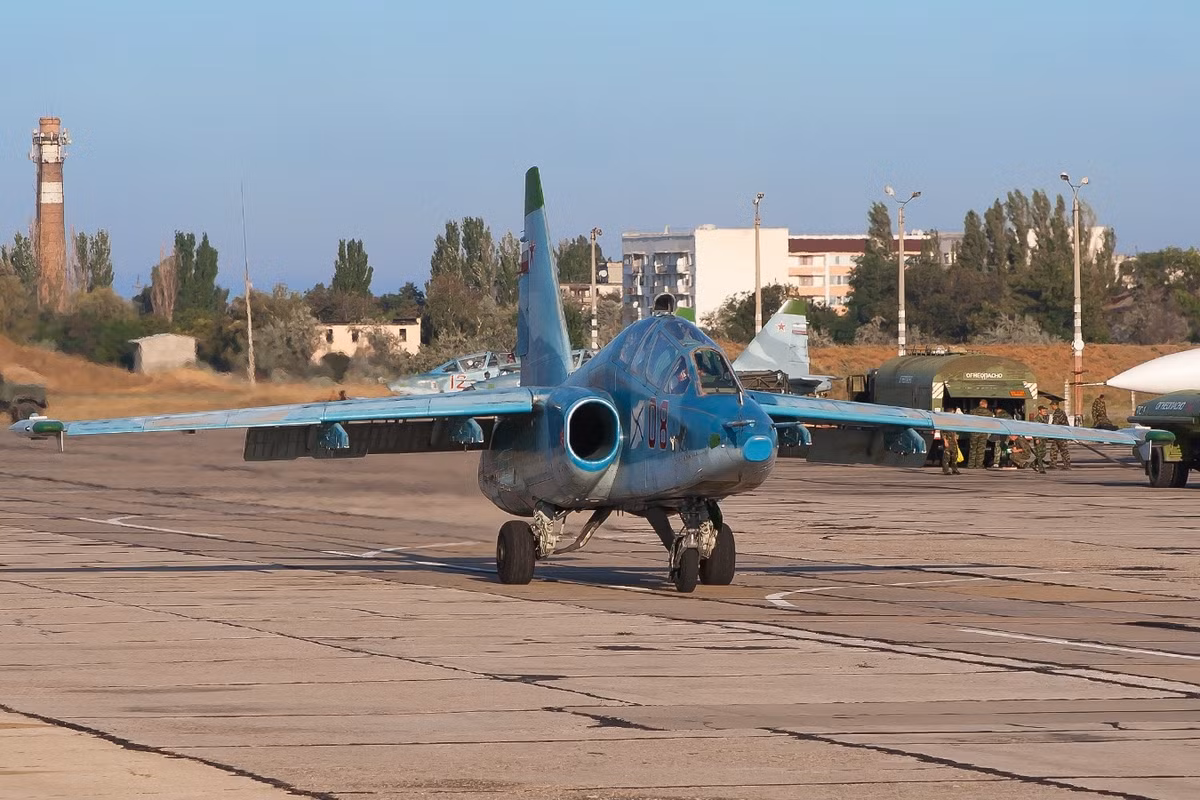 Dù mang danh cường kích cơ, Su-25 vẫn có khả năng mang theo tên lửa không đối không các loại - cho phép nó có khả năng tác chiến không thua kém gì so với Su-22. Nguồn ảnh: Rumil.