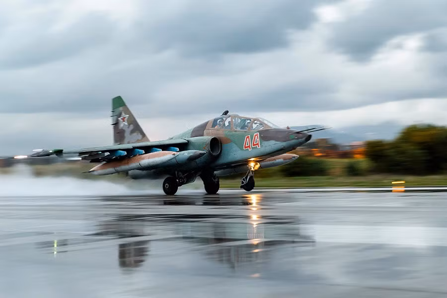 Điểm mạnh của loại cường kích Su-22 đó là nó được thiết kế chú trọng vào tấn công mục tiêu mặt đất - loại nhiệm vụ mà không quân Việt Nam cũng đặc biệt coi trọng với bằng chứng là Su-30 của chúng ta là phiên bản tối ưu hoá đánh biển, đánh đất. Nguồn ảnh: Rumil.