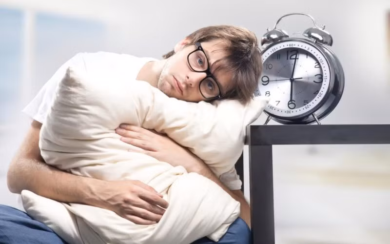 Phá hỏng giấc ngủ: Sử dụng điện thoại di động quá nhiều trước khi đi ngủ có thể gây khó ngủ và ngủ không ngon. Do đó hãy tránh sử dụng điện thoại từ 2 đến 3 tiếng trước khi đi ngủ.