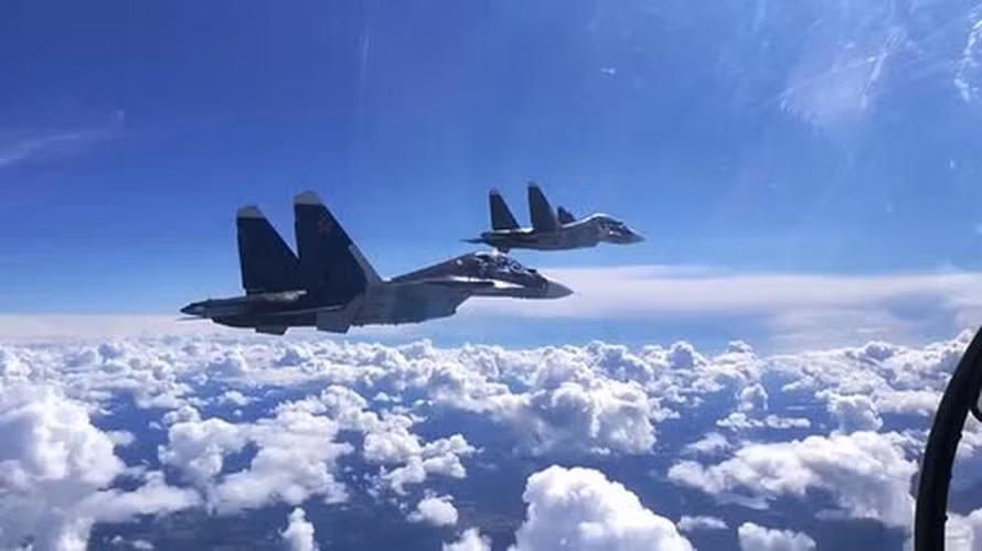 Nhưng sự xuất hiện của tiêm kích Nga ở miền Nam Syria chỉ có thể liên quan đến việc phát hiện một mục tiêu thù địch nào đó trong khu vực này, đặc biệt khi ít nhất máy bay chiến đấu của Israel đã bị chặn ở cùng khu vực trong 3 lần