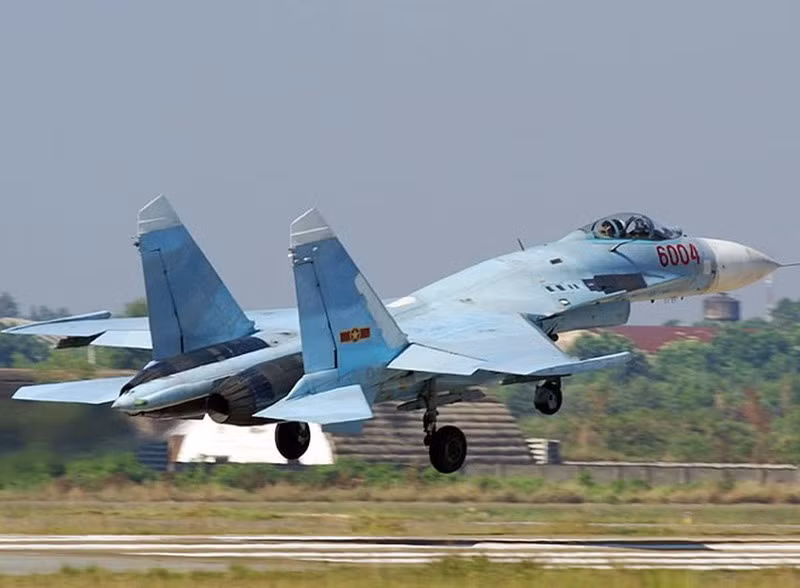 Ngoài ra, chúng ta còn đang sở hữu 43 máy bay tiêm kích Su-27/30 các loại. Tuy nhiên con số này chưa bao gồm các loại Su-27UBK vốn được sử dụng làm máy bay huấn luyện. Nguồn ảnh: Airliners.