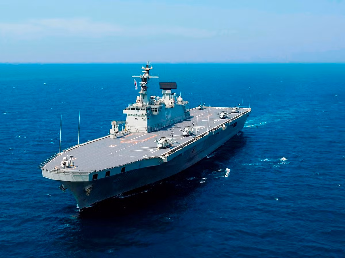 Tàu sân bay Dokdo có độ giãn nước 18.800 tấn, dài 199 mét và đặc biệt cũng có khả năng triển khai máy bay phản lực cất cánh trên đường băng ngắn - hạ cánh thẳng đứng. Nguồn ảnh: Pinterest.
