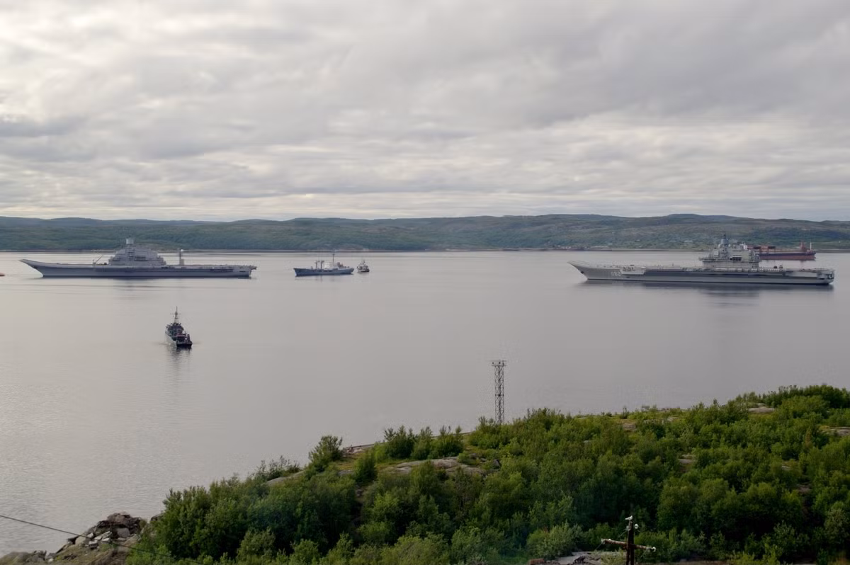 Ban đầu, tàu sân bay INS Vikramaditya được đóng dưới cái tên Baku cho Hải quân Liên Xô. Tuy nhiên sau đó đã bị loại biên năm 1996. Tới năm 2004, Ấn Độ chi tới 2,4 tỷ USD để mua lại tàu sân bay này từ Nga để sửa chữa và nâng cấp lại. Nguồn ảnh: Pinterest.