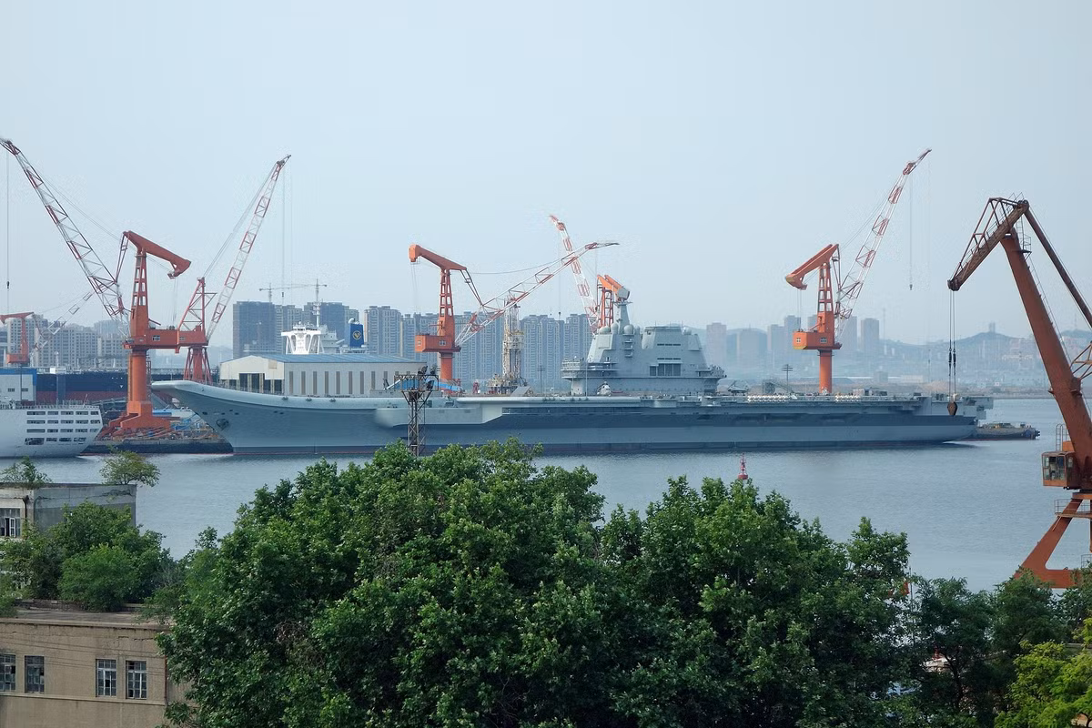 Tàu sân bay Sơn Đông mới chỉ được đánh số đặt tên hồi trung tuần tháng 12 vừa rồi. Sau đó ít ngày, tàu mới được gia nhập Hải quân Trung Quốc dù đã được hạ thuỷ từ năm 2017. Nguồn ảnh: Pinterest.