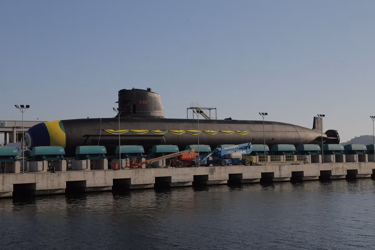 Các tàu ngầm Scorpene có độ giãn nước tối đa 2000 tấn, dài 61 tới 75 mét tuỳ từng phiên bản, lườn rộng 6,2 mét và có mớm nước khi nổi vào khoảng 5,8 mét. Nguồn ảnh: Pinterest.