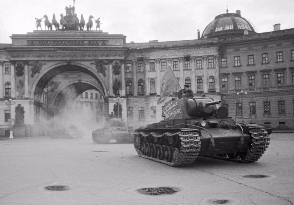 Xe tăng hạng nặng của Liên Xô tiến vào Leningrad.