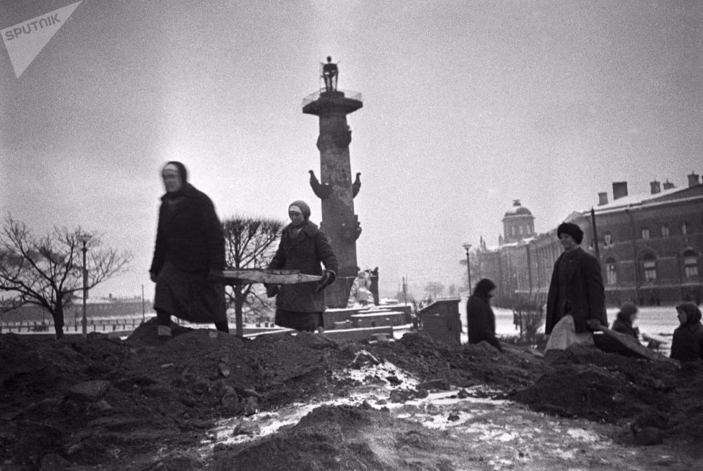 Trong thời gian 872 ngày bị bao vây, thành phố anh hùng Leningrad đã có từ 400 nghìn tới 1,5 triệu người thiệt mạng, chủ yếu do đói và rét.