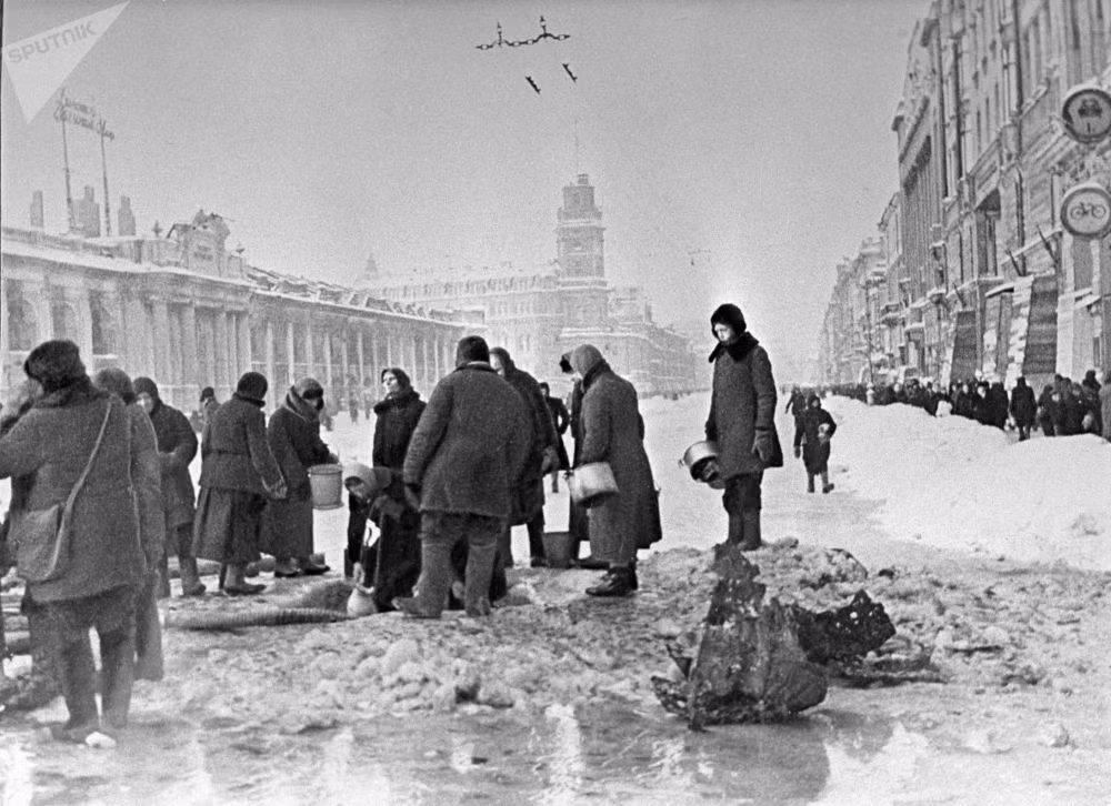 Điều này đã khiến nạn chuột bùng nổ bên trong Leningrad - khiến cho lương thực trong thành phố này đã ít ỏi nay càng trở nên eo hẹp hơn khi người với chuột phải "ăn cùng một kho dự trữ".