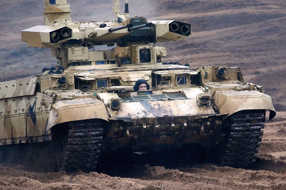 Được xây dựng trên khung gầm của xe tăng T-72, BMPT có thể được bảo dưỡng như một xe tăng thông thường và được xem là "cặp bài trùng" cho các loại xe tăng chủ lực hiện đại. Đặc biệt là các loại xe tăng chủ lực hiện đại của Nga như T-72 hay T-90. Nguồn ảnh: Pinterest.