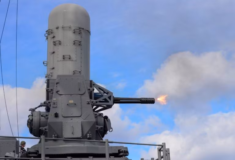 Với nhiệm vụ chốt chặn cuối cùng, Phalanx có khả năng tương thích với nhiều loại mục tiêu, nó có khả năng tiêu diệt cả tên lửa hành trình, tên lửa chống hạm hay đạn pháo phản lực. Nguồn ảnh: USNV.