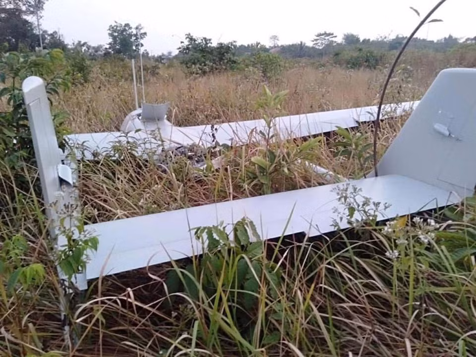 Truyền thông địa phương phỏng đoán, UAV này chắc chắn thuộc sở hữu của nước ngoài vì một cá nhân hoặc công ty nào đó trong lãnh thổ Campuchia khó thể sở hữu được loại máy bay không người lái hiện đại như thế này. Nguồn ảnh: QQ.