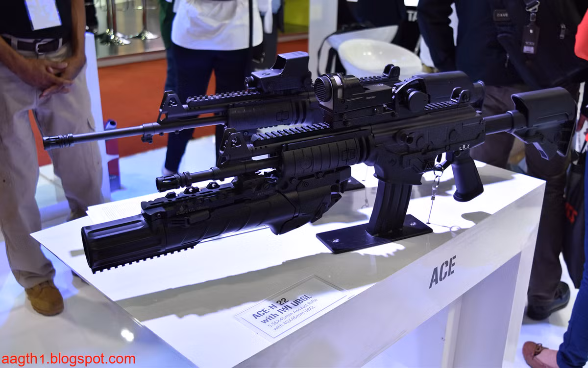Súng có trọng lượng rỗng 3,45kg kèm theo đó là hộp tiếp đạn 30 viên chuẩn NATO. Do có chiều dài nòng súng ngắn, sơ tốc đầu nòng của ACE-N 22 chỉ vào khoảng 800 mét/giây. Nguồn ảnh: Aagth.