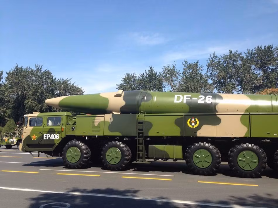 Tờ Nhân dân Nhật báo sau đó đã đăng đàn nhận diện đây là loại tên lửa đạn đạo DF-26 hay Đông Phong 26. Loại tên lửa đạn đạo tầm trung được Trung Quốc cho vào biên chế từ năm 2016 tới nay. Nguồn ảnh: Sina.