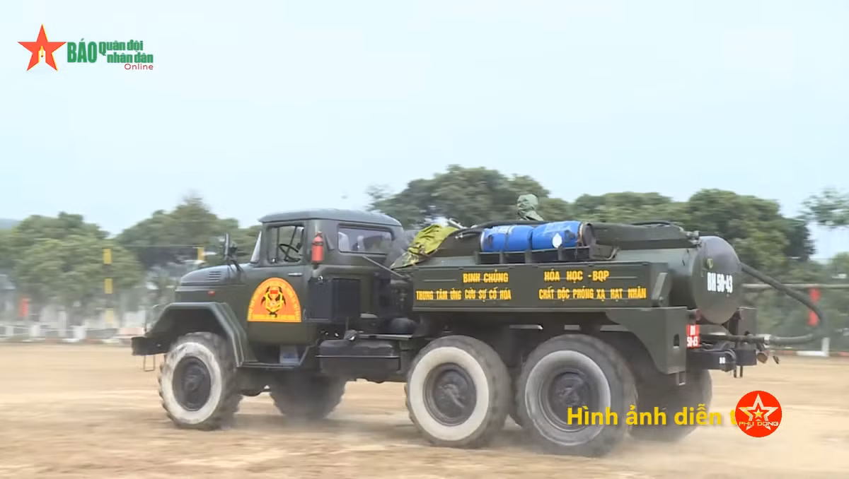 Không chỉ đối phó với vũ khí hoá học của đối phương, lực lượng phòng hoá còn có nhiệm vụ tham gia tẩy uế, giải quyết các vấn đề liên quan tới môi trường khác. Nguồn ảnh: QĐND.