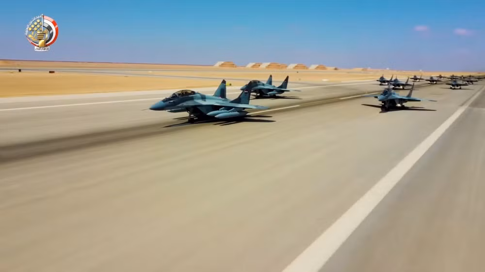 Trong đó, MiG-29M/M2 là phiên bản cơ sở của tiêm kích MiG-29 được sửa chữa lại với mục đích khiến tiêm kích có khả năng đa nhiệm linh hoạt hơn, mang được nhiều loại vũ khí hơn, tầm bay được mở rộng cùng khoang lái hiện đại hơn. Nguồn ảnh: Livejournal.